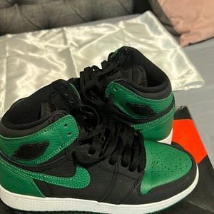 Pine Green air jordan 1; includes red laces